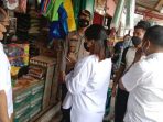 Tim sidak dari Disdagkop Kubar dan Polres Kubar saat melakukan pengecekkan di sejumlah pedagang dan pasar tradisional pada Kamis (31/3/2022). Foto: BorneoFlash.com/Lilis Suryani.
