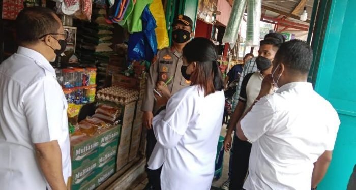Tim sidak dari Disdagkop Kubar dan Polres Kubar saat melakukan pengecekkan di sejumlah pedagang dan pasar tradisional pada Kamis (31/3/2022). Foto: BorneoFlash.com/Lilis Suryani.
