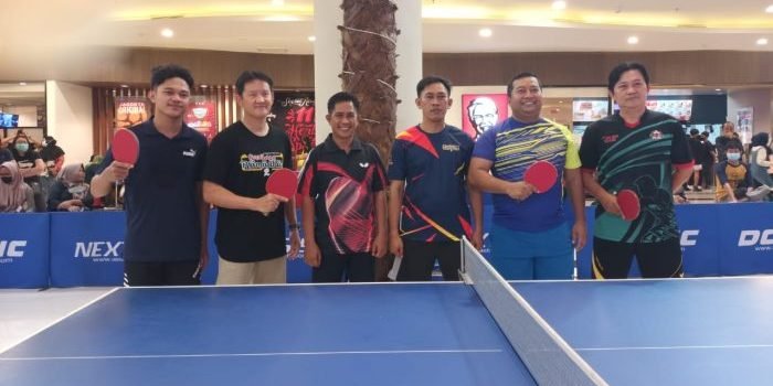 AKBP Andrias Susanto dan pelatih Heri saat mengikuti turnamen tenis meja dalam kategori eksekutif Gemilang Ramadhan ke 2  yang berlangsung pada 25-27 Maret 2022 di Mall Pentacity Mall Balikpapan Superblok. Foto: HO.