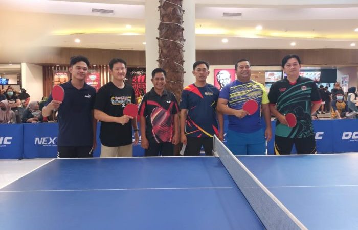 AKBP Andrias Susanto dan pelatih Heri saat mengikuti turnamen tenis meja dalam kategori eksekutif Gemilang Ramadhan ke 2  yang berlangsung pada 25-27 Maret 2022 di Mall Pentacity Mall Balikpapan Superblok. Foto: HO.
