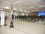 Pangdam VI/Mlw Mayjen TNI Teguh Pujo Rumekso pimpin pelaksanaan Sertijab, acara tradisi penerimaan, pelepasan warga Kodam VI/Mlw  dan laporan korps kenaikan pangkat prajurit serta pegawai negeri sipil  Kodam VI/Mulawarman di Aula Makodam VI/Mlw, Senin (4/4/2022). Foto: HO/Pendam VI/Mlw.