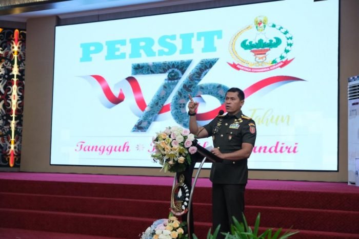 Pangdam VI/Mulawarman Mayjen TNI Teguh Pujo Rumekso, hadiri acara syukuran dalam rangka memperingati HUT ke-76 Persit Kartika Chandra Kirana tahun 2022 yang berlangsung di Aula Makodam VI/Mulawarman, Senin (4/4/2022). Foto: HO/Pendam VI/Mlw.