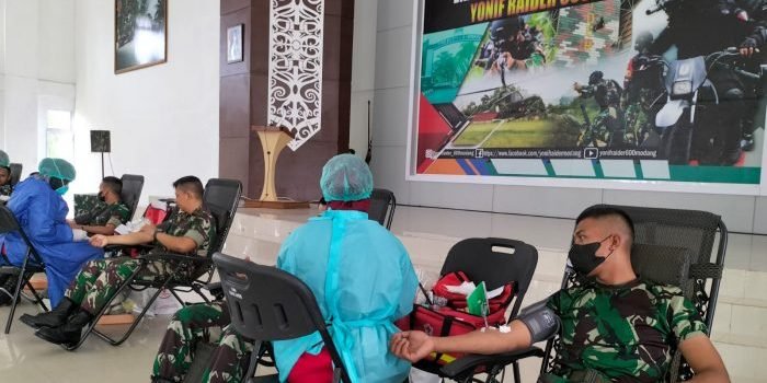 Donor darah dalam rangka kegiatan bakti sosial Yonif Raider 600/Modang. Foto: BorneoFlash.com/Niken.