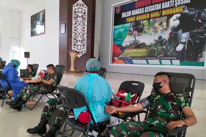 Donor darah dalam rangka kegiatan bakti sosial Yonif Raider 600/Modang. Foto: BorneoFlash.com/Niken.