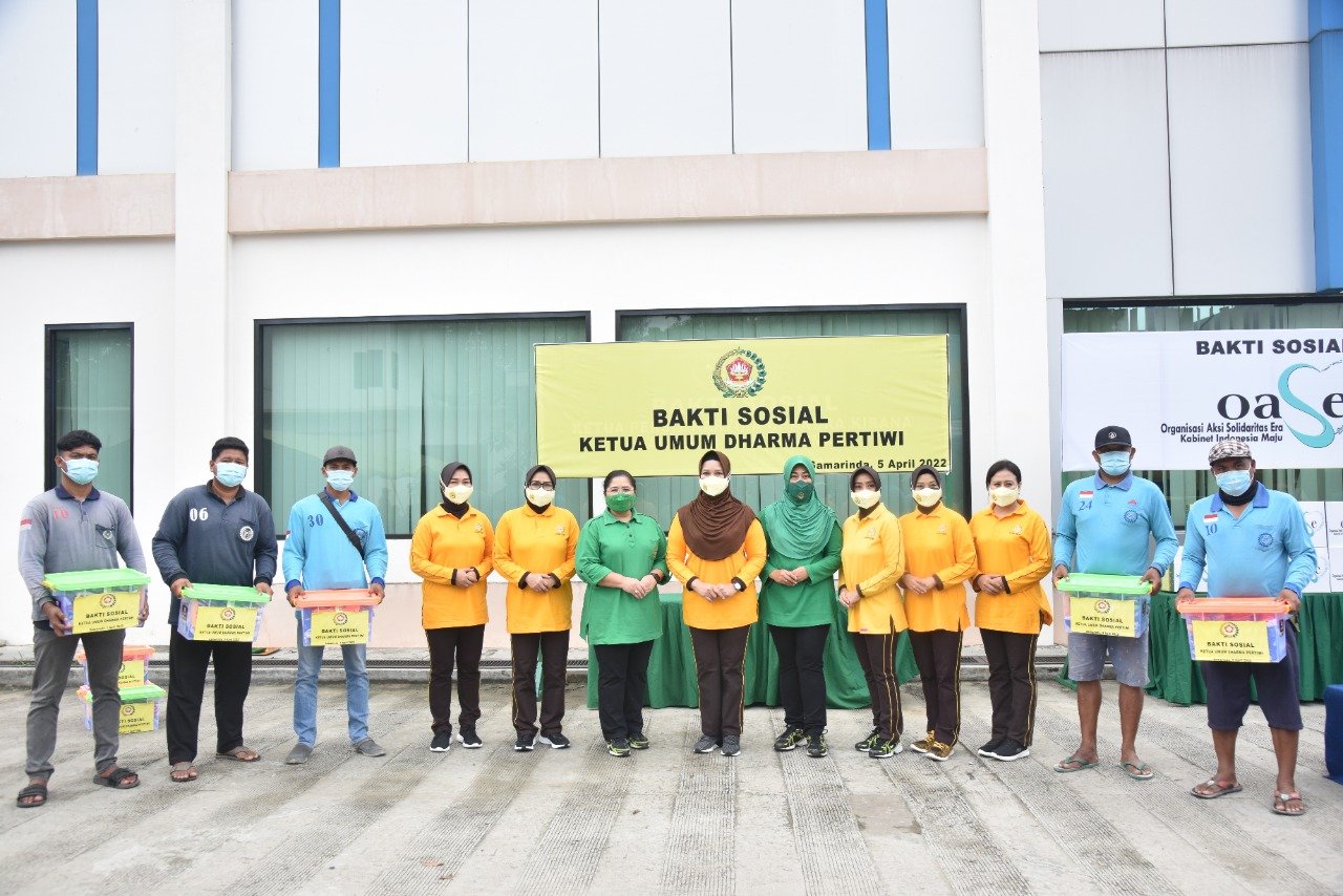 Baksos HUT Persit KCK ke-76, Ketua Persit KCK Daerah VI/Mlw dan Ketua Bhayangkari Daerah Kaltim Bagikan 500 Paket Sembako