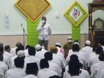 Sejumlah Warga Binaan Pemasyarakatan (WBP) Rumah Tahanan Negara (Rutan) Kelas IIB Tanah Grogot antusias ikuti kegiatan keagamaan di Masjid Nurul Iman Rutan. Foto: BorneoFlash.com/Sarrassani.