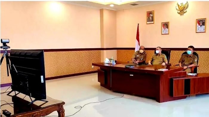 Bupati Paser dr. Fahmi Fadli didampingi Asisten Administrasi Umum, Murhariyanto dan Kabag Organisasi Arif Mediastimo, saat mengikuti kegiatan penyerahan hasil evaluasi SAKIP dan RB Award 2021 melalui zoom meeting, di ruang kerja Bupati Paser, Selasa (5/4/2022). Foto: BorneoFlash.com/Sarrasssani.