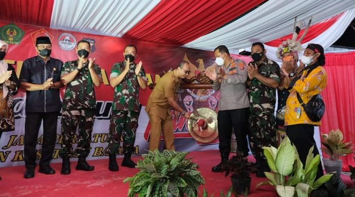 Dandim 0905/Balikpapan Kolonel Inf Faisal Rizal meresmikan Kampung Pancasila yang merupakan Kampung Blambangan  RT 62 Kelurahan Graha Indah Kecamatan Balikpapan Utara, Selasa (6/4/2022) sore. Foto: BorneoFlash.com/Niken.