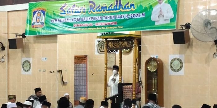 Wali Kota Balikpapan H Rahmad Mas'ud, SE, ME Saat menghadiri Safari Ramadhan di Masjid Al Mushawwir di Kampung Nelayan Jalan Lumba-Lumba RT 11 Kelurahan Manggar Baru Kecamatan Balikpapan Timur, Kamis (7/4/2022) malam. Foto: BorneoFlash.com/Niken.