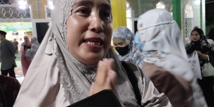 Anggota Komisi IV DPRD Suryani usai melaksanakan sholat tarawih berjamaah di Masjid Al Mushawwir yang berlokasi di Kampung Nelayan Jalan Lumba-Lumba RT 11 Kelurahan Manggar Baru Kecamatan Balikpapan Timur, Kamis (7/4/2022) malam. Foto: BorneoFlash.com/Nik