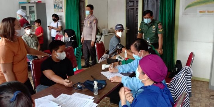 Pelaksanaan vaksinasi yang dilaksanakan di Puskesmas Tanjung Isuy, Kecamatan Jempang yang dilakukan oleh Koramil Jempang bersama dengan Polsek dan Puskesmas Jempang. Foto: HO.