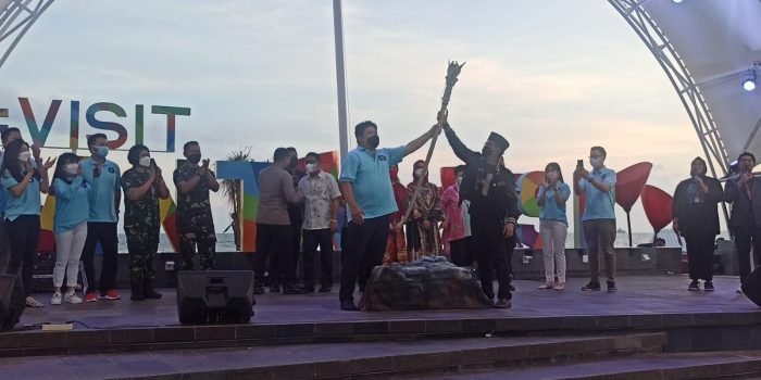 Wali Kota Balikpapan H Rahmad Mas'ud bersama Direktur Utama PT Wulandari Bangun Laksana Chirstopher mengangkat tongkat ditandai Peresmian Wisata Pantai BSB, Jumat (8/4/2022). Foto: BorneoFlash.com/Niken.