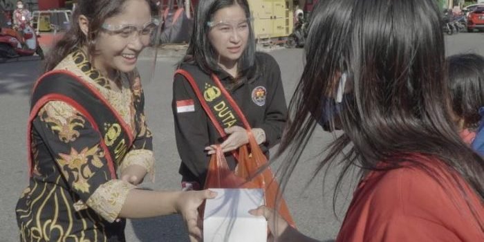Semarak Ramadhan, Duta Humas Polda Kaltim Bagi Takjil Menjelang Berbuka Puasa   