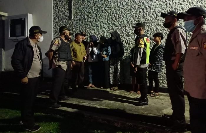 Bhabinkamtibmas Muara Rapak Aipda Suprapto, SH bersama FKPM melaksanakan patroli malam di Jalan Sorong RT 18 Kelurahan Muara Rapak Balikpapan Utara tepatnya di depan SMP Patra Dharma 1, Sabtu (10/04/2022) malam. Foto: HO.