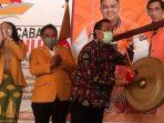 Bupati Kutai Barat FX Yapan turut hadir dan memukul gong sebagai simbolis pembukaan rapat kerja cabang (Rakercab) Partai Hanura di Kutai Barat beberapa waktu lalu. Foto: BorneoFlash.com/Lilis Suryani.