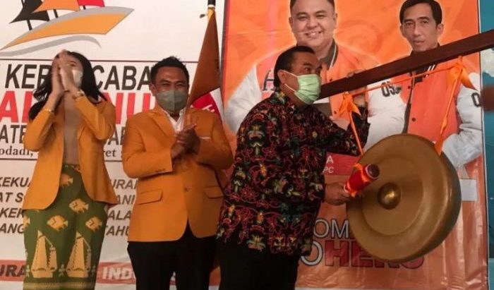 Bupati Kutai Barat FX Yapan turut hadir dan memukul gong sebagai simbolis pembukaan rapat kerja cabang (Rakercab) Partai Hanura di Kutai Barat beberapa waktu lalu. Foto: BorneoFlash.com/Lilis Suryani.