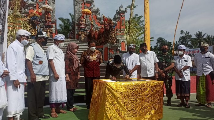 Wali Kota Balikpapan H Rahmad Mas'ud saat meresmikan Pura Hyang Guru yang berada di Jalan Kesatrian Kilometer 8 RT 38 Kelurahan Graha  Indah, Minggu (10/4/2022) sore.Foto: BorneoFlash.com/Niken.