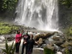 Kepala Dispar Kubar, Yuyun Diah Setyorini saat mengunjungi salah satu objek wisata yakni Air Terjun (Jantur) Inar di Kecamatan Nyuatan Kabupaten Kutai Barat. Foto: HO.
