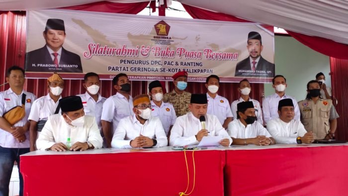 Jumpa pers Partai Gerindra mengumumkan Sabaruddin Panrecalle sebagai calon pengganti antar waktu Wakil Walikota (Wawali) Kota Balikpapan di Kantor DPC Partai Gerindra, Minggu (10/4/2022) malam. Foto: BorneoFlash.com/Niken.