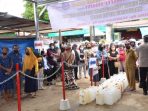 Masyarakat tampak antusias mengantre minyak goreng curah yang didatangkan pemerintah Kutai Barat bekerjasama dengan sejumlah perusahaan.Foto: BorneoFlash.com/Lilis Suryani.