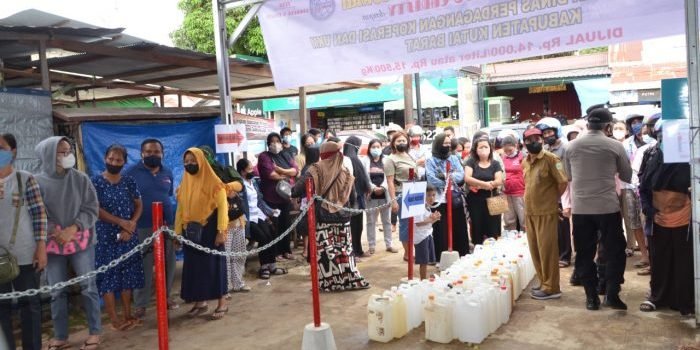 Beli 5 Liter dan Wajib Bawa KTP, Pemkab Kubar Datangkan Minyak Goreng Curah