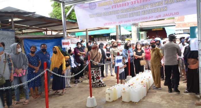 Masyarakat tampak antusias mengantre minyak goreng curah yang didatangkan pemerintah Kutai Barat bekerjasama dengan sejumlah perusahaan.Foto: BorneoFlash.com/Lilis Suryani.