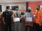Wali Kota Balikpapan H Rahmad Mas'ud menyerahkan secara simbolis BLT kepada KPM Kecamatan Balikpapan Kota di Kantor Pos Cabang Balikpapan, Selasa (12/4/2022). Foto: BorneoFlash.com/Niken.