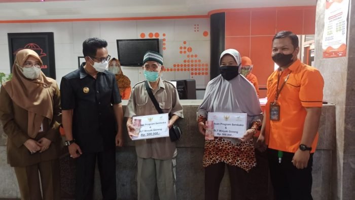 Wali Kota Balikpapan H Rahmad Mas'ud menyerahkan secara simbolis BLT kepada KPM Kecamatan Balikpapan Kota di Kantor Pos Cabang Balikpapan, Selasa (12/4/2022). Foto: BorneoFlash.com/Niken.