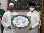 Wali Kota menyerahkan bingkisan satu buah Air Cooler, 12 buah Mukena dan 12 buah Sarung yang diterima langsung oleh Ketua Masjid Al Aman H Suratman, Senin (11/4/2022). Foto: BorneoFlash.com/Niken.