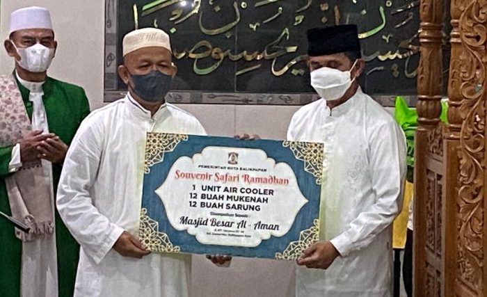 Wali Kota menyerahkan bingkisan satu buah Air Cooler, 12 buah Mukena dan 12 buah Sarung yang diterima langsung oleh Ketua Masjid Al Aman H Suratman, Senin (11/4/2022). Foto: BorneoFlash.com/Niken.