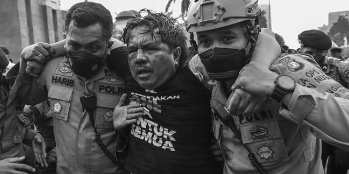 Polda Metro Jaya menetapkan enam orang tersangka pengeroyokan pegiat media sosial Ade Armando saat demo di depan MPR/DPR kemarin. (ANTARA FOTO/GALIH PRADIPTA)