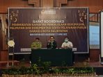 Bawaslu Kota Balikpapan gelar rapat koordinasi peningkatan kapasitas pengelolaan kehumasan, peliputan dan dokumentasi serta pelayanan publik di Ballroom Hotel Gran Senyiur, Rabu (13/04/2022) sore. Foto: BorneoFlash.com/Niken.