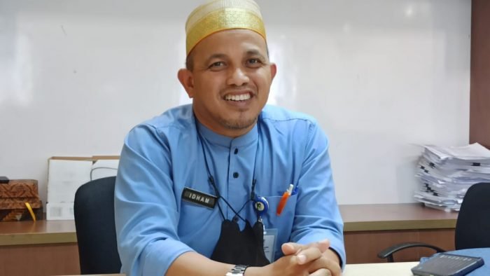 Plt BPPDRD Balikpapan Idham  saat ditemui di Kantor BPPDRD Kota Balikpapan, Rabu (13/4/2022). Foto: BorneoFlash.com/Niken.