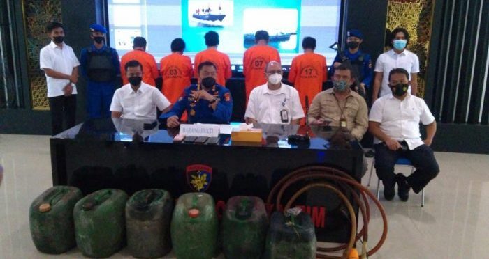 Kepolisian Perairan dan Udara Polda Kaltim menggelar konferensi pers terkait dugaan penggelapan dan penadahan BBM Solar milik PT Pertamina Hulu Mahakam (PHM) di di Aula Polairud, Kamis (14/4/2022). Foto: BorneoFlash.com/Niken.