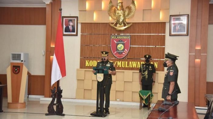 Pangdam VI/Mlw Mayjen TNI Teguh Pudjo Rumekso pimpin Upacara Penutupan Pendidikan Pertama Tamtama TNI AD gelombang II Tahun 2021 (OV) Secara Virtual yang berlangsung di Ruang Yudha Makodam VI/Mlw, Kamis (14/4/2022). Foto: HO/Pendam VI/Mlw.