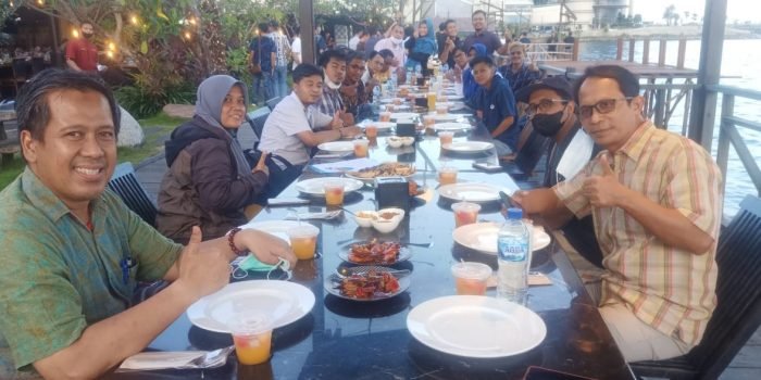 PT Kutai Refinery Nusantara (KRN) bersama Awak media Kota Balikpapan jalin silaturahmi dengan menggelar buka puasa bersama di Ocean Resto Jalan Jenderal Sudirman, Kamis (14/4/2022). Foto: BorneoFlash.com/Niken.