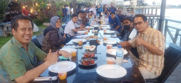 PT Kutai Refinery Nusantara (KRN) bersama Awak media Kota Balikpapan jalin silaturahmi dengan menggelar buka puasa bersama di Ocean Resto Jalan Jenderal Sudirman, Kamis (14/4/2022). Foto: BorneoFlash.com/Niken.