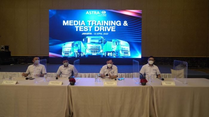 Astra saat menggelar media training dan test drive trucks Quester Euro 5. Foto: Ist.