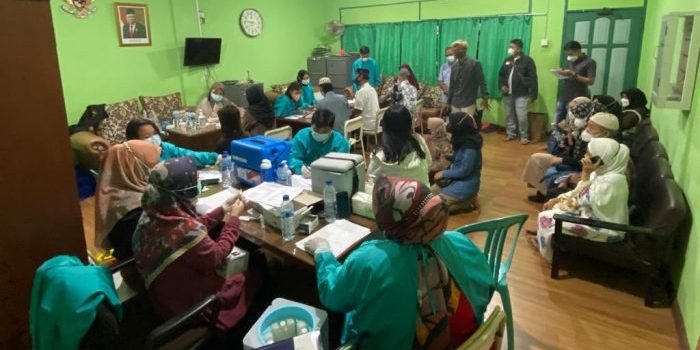 Pelaksanaan vaksinasi booster di Masjid At Taqwa, Sabtu (16/4/2022). Foto: BorneoFlash.com/Niken.