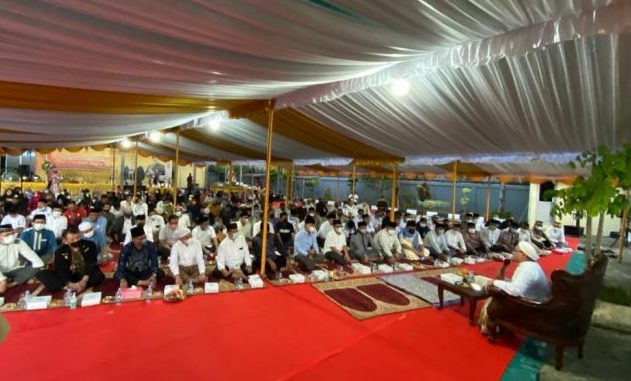 DPRD Balikpapan melaksanakan safari ramadhan yang di gelar di Halaman Parkir Rumah Dinas Ketua DPRD Balikpapan, Minggu (17/4/2022). Foto: BorneoFlash.com/Niken.