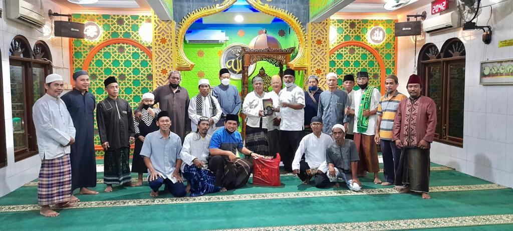 Sebagai Bentuk Rasa Kepedulian, LPM Gunung Samarinda Bagikan Sarung Kepada Pengurus Masjid