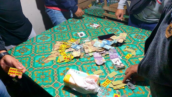 Kepolisian Polres Paser saat menyita barang bukti yang digunakan untuk berjudi di Desa Tajer Mulya dan di Desa Samuntai Kecamatan Long Ikis. Foto: HO/Polres Paser.