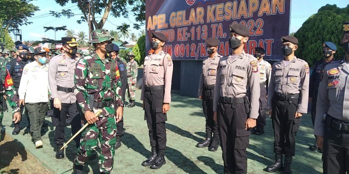 Dandim 0912/KBR, Letkol Kav Yudhi Prasetyo Purnomo saat meninjau kesiapan personel dan materiil pada Senin (18/4/2022) untuk kegiatan TMMD ke-113 di Kampung Kelian, Kecamatan Damai pada bulan Mei mendatang. Foto: BorneoFlash.com/Lilis Suryani.