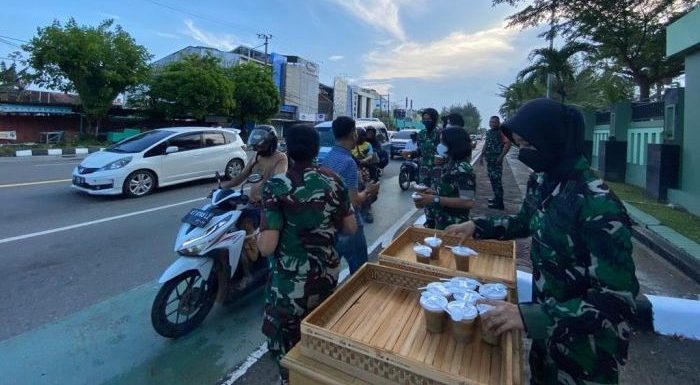 Kodim 0905/Balikpapan melaksanakan kegiatan berbagi takjil kepada masyarakat di depan Kantor Kodim 0905/Balikpapan, Senin (18/4/2022) sore. Foto: BorneoFlash.com/Niken.