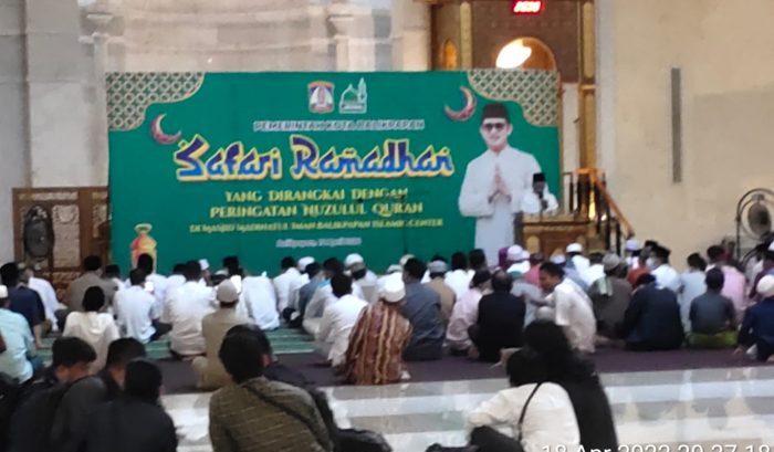 Penjabat (Pj) Sekretaris Daerah (Sekda) Balikpapan Muhaimin saat mengikuti Safari Ramadhan di Masjid Madinatul Iman Balikpapan Islamic Center, Senin (18/4/2022). Foto: BorneoFlash.com/Niken.
