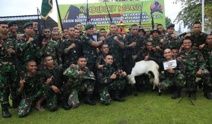 Komandan Batalyon Infanteri Raider 600/Modang, Mayor Inf. Karuniawan Hanif Arridho,S.E., M.M saat memberikan hadiah kepada pemenang lomba Military Crossfit di Halaman Markas Batalyon Infanteri Raider 600/Modang, Selasa (19/4/2022). Foto: BorneoFlash.com/Niken.