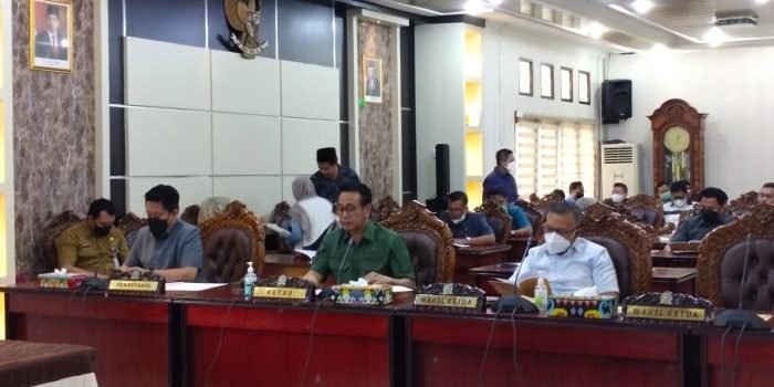 DPRD Balikpapan bersama Pemkot Balikpapan gelar rapat paripurna di Ruang Rapat Gabungan  secara virtua, Selasa (19/4/2022). Foto: BorneoFlash.com/Niken.