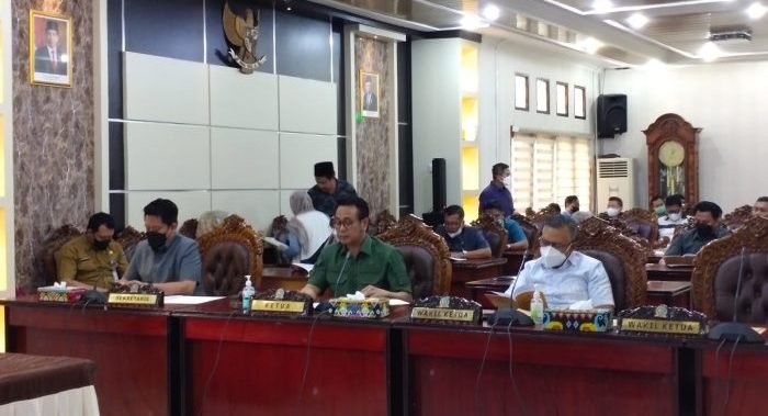 DPRD Balikpapan bersama Pemkot Balikpapan gelar rapat paripurna di Ruang Rapat Gabungan  secara virtua, Selasa (19/4/2022). Foto: BorneoFlash.com/Niken.