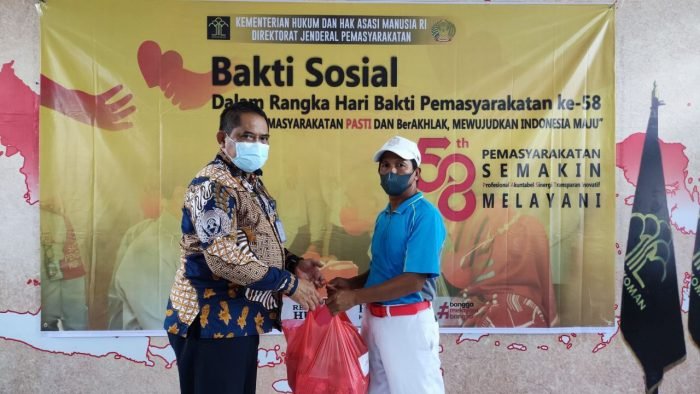 Kepala Bapas Kelas II Balikpapan Budi Purwadi saat memberikan bantuan paket sembako kepada masyarakat sekitar di Aula Bapas Kelas II Balikpapan, Kamis (21/04/2022). Foto: BorneoFlash.com/Niken.