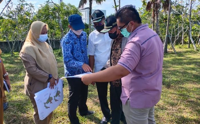Komisi III DPRD Balikpapan saat meninjau Bozem Perumahan Grand City. Foto: BorneoFlash.com/Niken.